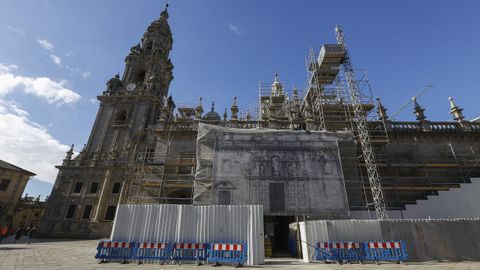 En el exterior de la Catedral se están realizando trabajos de restauración y limpieza en fachadas como la de la Quintana, donde está la Puerta Santa