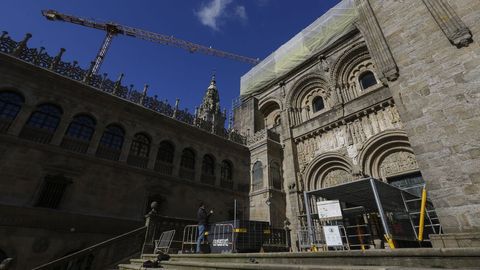 El cierre temporal del templo busca el acabado final de algunas obras y garantizar la correcta retirada de andamios y otros medios auxiliares, como estos que se en la fachada de Platerías