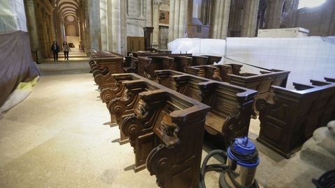 Los bancos del coro, que se habían retirado y guardado, vuelven a estar en el templo, aunque no se colocarán en su lugar hasta terminar las obras