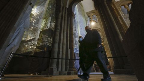Andamios y protecciones transforman el aspecto habitual del interior de la basílica compostelana