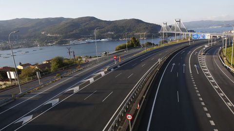 La AP-9 a su paso por Vigo, sin coches circulando el pasado mes de abril, en pleno estado de alarma