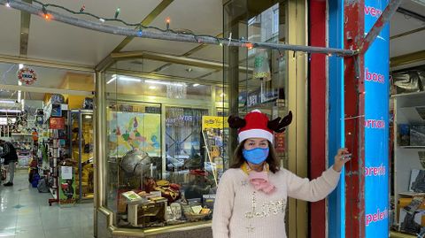 Manoli colocó el alumbrado navideño en su librería de O Barco el pasado fin de semana