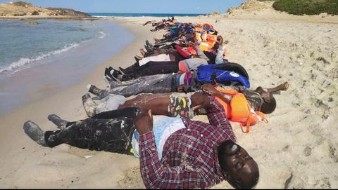 Los cadáveres de un naufragio con 74 muertos llegaron a una playa de Libia