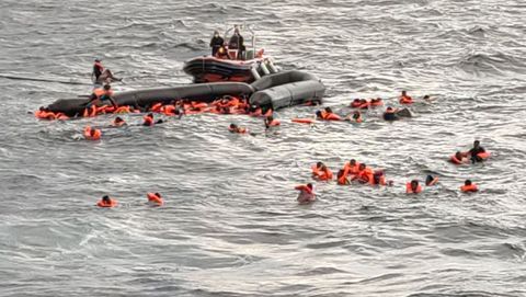 Imagen del momento del rescate del naufragio