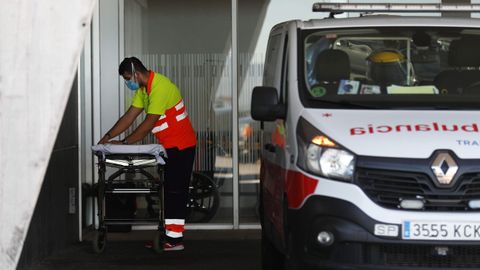 Un conductor de ambulancia prepara una camilla en la estacin peditrica, instalada en el exterior del Hospital Universitario Central de Asturias (HUCA)