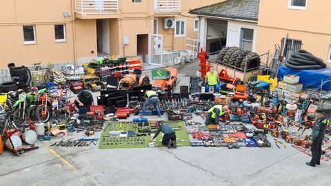 La banda consiguió un botín que incluía desde motos hasta teléfonos móviles