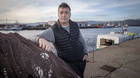 Iván Carreño Otero posa en el muelle de Portosín, tras regresar de las islas Seychelles, donde trabaja en la actualidad