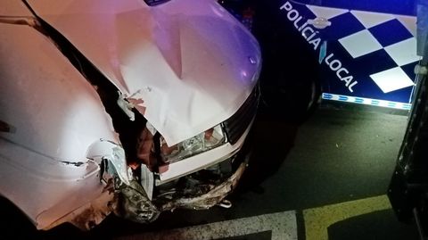 El golpe que tenía la furgoneta del conductor denunciado tras el accidente en el que se llevó por delante una señal, una farola y dañó el cierre de una casa