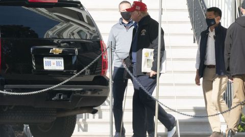 Donald Trump, este sbado a su salida de la Casa Blanca con ropa deportiva