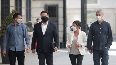 Los diputados de EH bildu, a su llegada al Congres opara participar en el debate de los Presupuestos