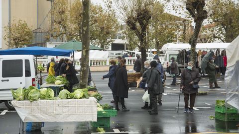 La feria de Paiosaco se celebró con los mismos puestos, pero con su tamaño reducido