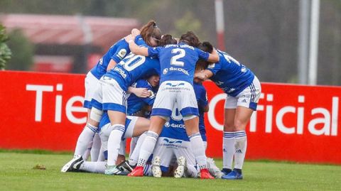 Las futbolistas azules celebran un gol ante el Sporting de Gijn