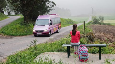 Una parada de autobús en la zona rural