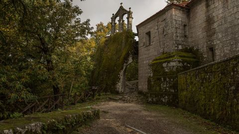 El monasterio de San Pedro de Rocas, en Esgos, cuenta con varias figuras de protección respecto al inmueble y a su entorno
