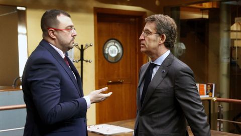 El presidente del Principado de Asturias, Adrin Barbn, con el presidente de la Xunta, Alberto Nez Feijoo