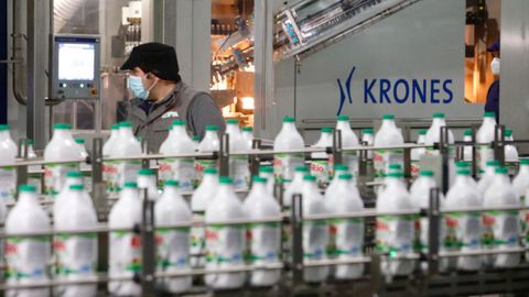 Feijoo visitó ayer las instalaciones de Leche Río