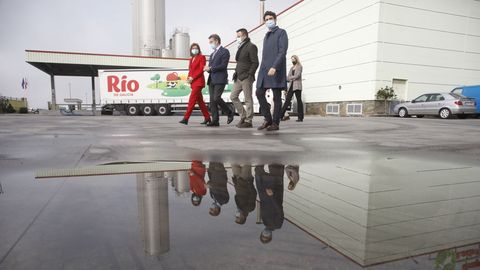 Feijoo visitó ayer las instalaciones de Leche Río