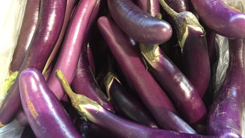 No solo de berenjenas gordas viven los mercados. Las hay como esta, alargadas como un pimiento, con un sabor tierno y delicado