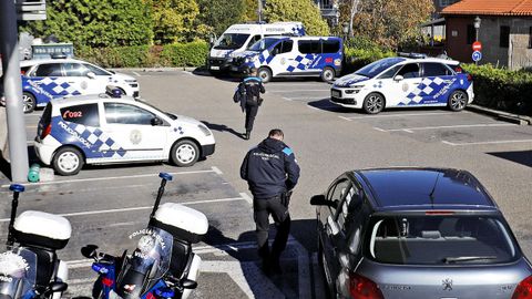 Aparcamiento exterior de la Policía Local, esta mañana, sin apenas coches al estar actualizando las ITV