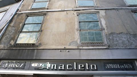 Fachada de la vivienda, deshabitada desde hace décadas, antes de su demolición
