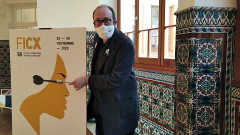 Alejandro Díaz Castaño, director del FICX, con el cartel de la 58 edición, que será online