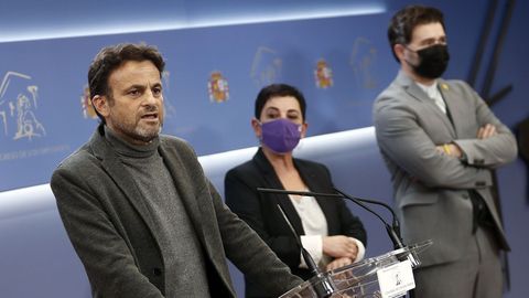 Un frente unido para evitar el giro al centro. Mientras el Gobierno intentaba rebajar el revuelo por el pacto con Bildu, esta formación —en la foto, su portavoz Mertxe Aizpurua, entre Jaume Asens y Rufián— se sumaba a Podemos y ERC para escenificar en el Congreso un frente común para blindar el bloque de la investidura y frenar al sector del PSOE que insiste en mantener a Cs en la órbita de un acuerdo.