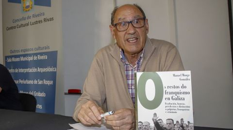 Manuel Monge presenta «Os restos do franquismo en Galicia».