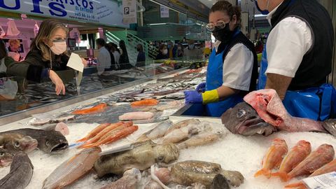Venta de pescado y marisco en el mercado de El Fontn, en Oviedo