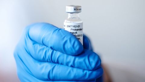 Imagen de una ampolla de la candidata a vacuna que fabrican Pfizer y Biontec
