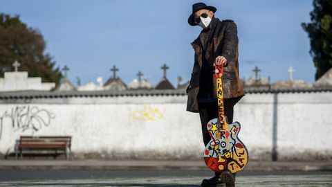 Hernández posando en Cambre, donde reside actualmente