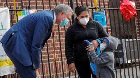 El alcalde de Nueva York, Bill de Blasio, con un niño en su primer día de clase