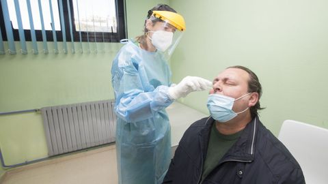 Cribado, ayer, en el ambulatorio carballés