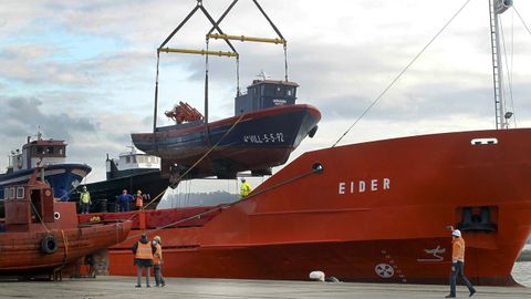 Barcos a bordo.Con unos quince metros de eslora cada uno, pequeños para seguir en funcionamiento en la ría, los viejos barcos bateeiros han sido estibados en la cubierta y en la bodega del buque Eider, de 92 metros, que hoy zarpa de Vilagarcía para transportarlos hasta su puerto de destino. La operativa ha exigido dos días de trabajo en el muelle arousano de O Ramal.