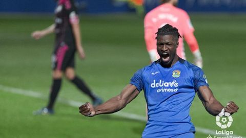 Sekou Gassama, del Fuenlabrada, celebra un gol al Tenerife