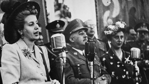 Eva Duarte, Evita, habla al pblico  junto a Francisco Franco y Carmen Polo, durante la visita de Estado a Espaa de los gobernantes argentinos en junio de 1947