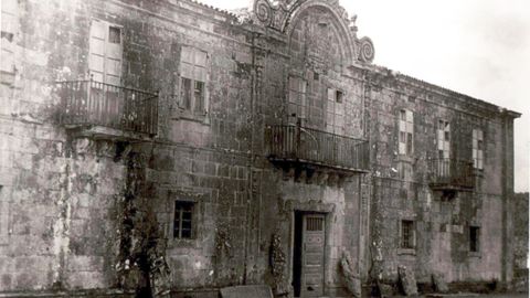 Imagen del pazo de Ximonde en 1945, con las esculturas apoyadas en su fachada. Fondo Durán Loriga. ARCHIVO MUSEO DE PONTEVEDRA