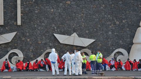 Una patera con 48 inmigrantes de origen subsahariano, entre ellos 14 menores y una mujer, lleg este jueves al puerto de La Restinga, en el sur de la isla de El Hierro