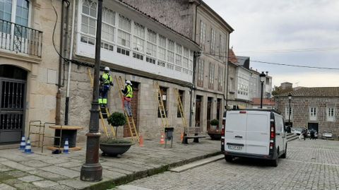 Operarios de Rede Aberta trabajan en la instalación de la fibra óptica en el casco antiguo de Chantada
