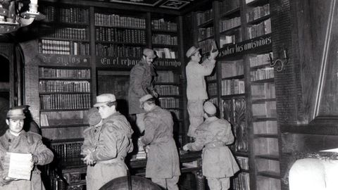 Soldados retirando libros de la biblioteca del Pazo de Meirás para evitar que sean devorados por el incendio que afectó al edificio en 1978