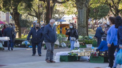 Mercado, ayer, en Carballo, menos concurrido que antes de la pandemia