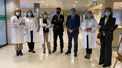 El conselleiro de Sanidade con el equipo directivo del HCV, que lidera Margarita Rodríguez