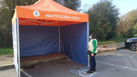 Carpa para los test de antígenos. Protección Civil de A Pobra colocó en el estacionamiento del centro de salud de A Pobra una carpa para realizar las pruebas de antígenos para detectar positivos. Los test se harán de 12.30 a 13.30 horas, y el paciente no tendrá ni que salir de su vehículo, donde esperará el resultado