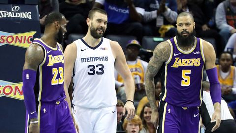 Imagen de archivo del 8 de diciembre de 2018 del jugador espaol de baloncesto Marc Gasol (c), que ha fichado por Los ngeles Lakers para las dos prximas temporadas.