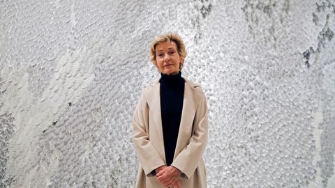 Soledad Sevilla -que se alzó con el premio Velázquez de artes plásticas- posa con una de sus obras