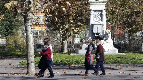 Varias personas caminan en un parque de Sama de Langreo
