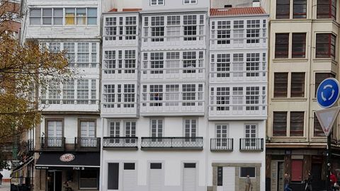Fachada del edifico Anzor Coruña, en el Campo da Leña