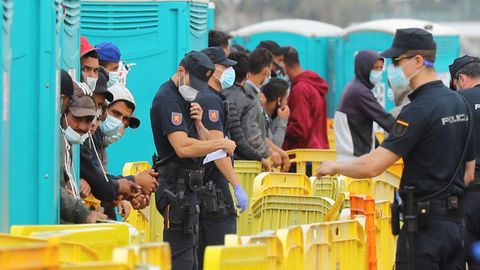 La Policía Nacional custodiaba este martes a los inmigrantes en el muelle de Arguineguín