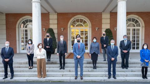 El presidente del Gobierno, Pedro Sánchez, acompañado de varios de sus ministros, posa en la escalinata de la Moncloa antes de presidir la reunión con el Patronato de la Fundación Centro para la Memoria de las Víctimas del Terrorismo