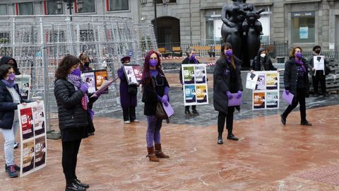 Un grupo de mujeres se concentraron en la Plaza de la Escandalera con motivo del 25-N