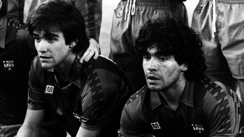 Maradona, junto a Marcos Alonso en su etapa como futbolista del Barcelona